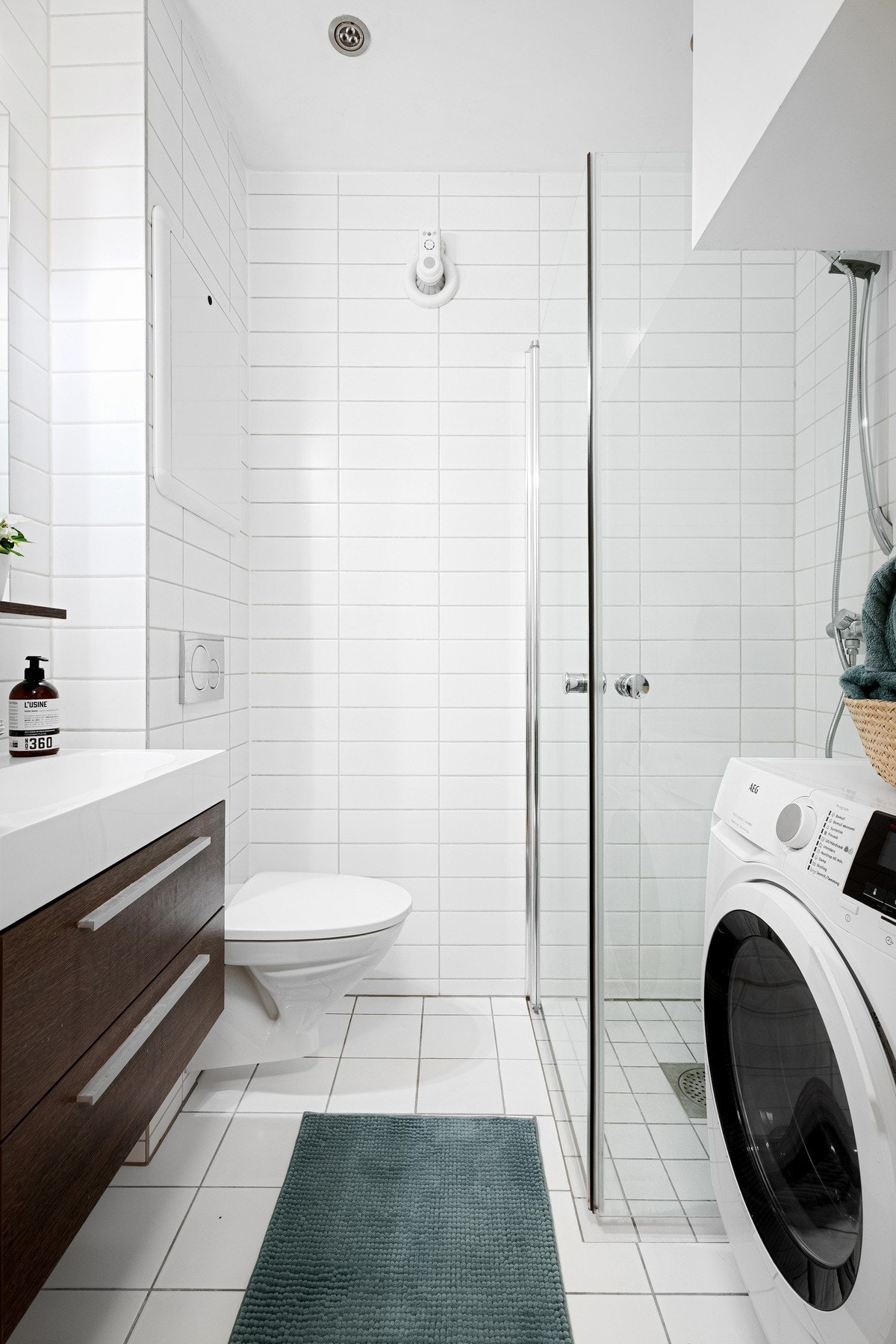 Badet ble rehabilitert i 2012 og har flislagte gulv og vegger, varmekabler i gulv og nedsenket dusjsone. Galleribilde