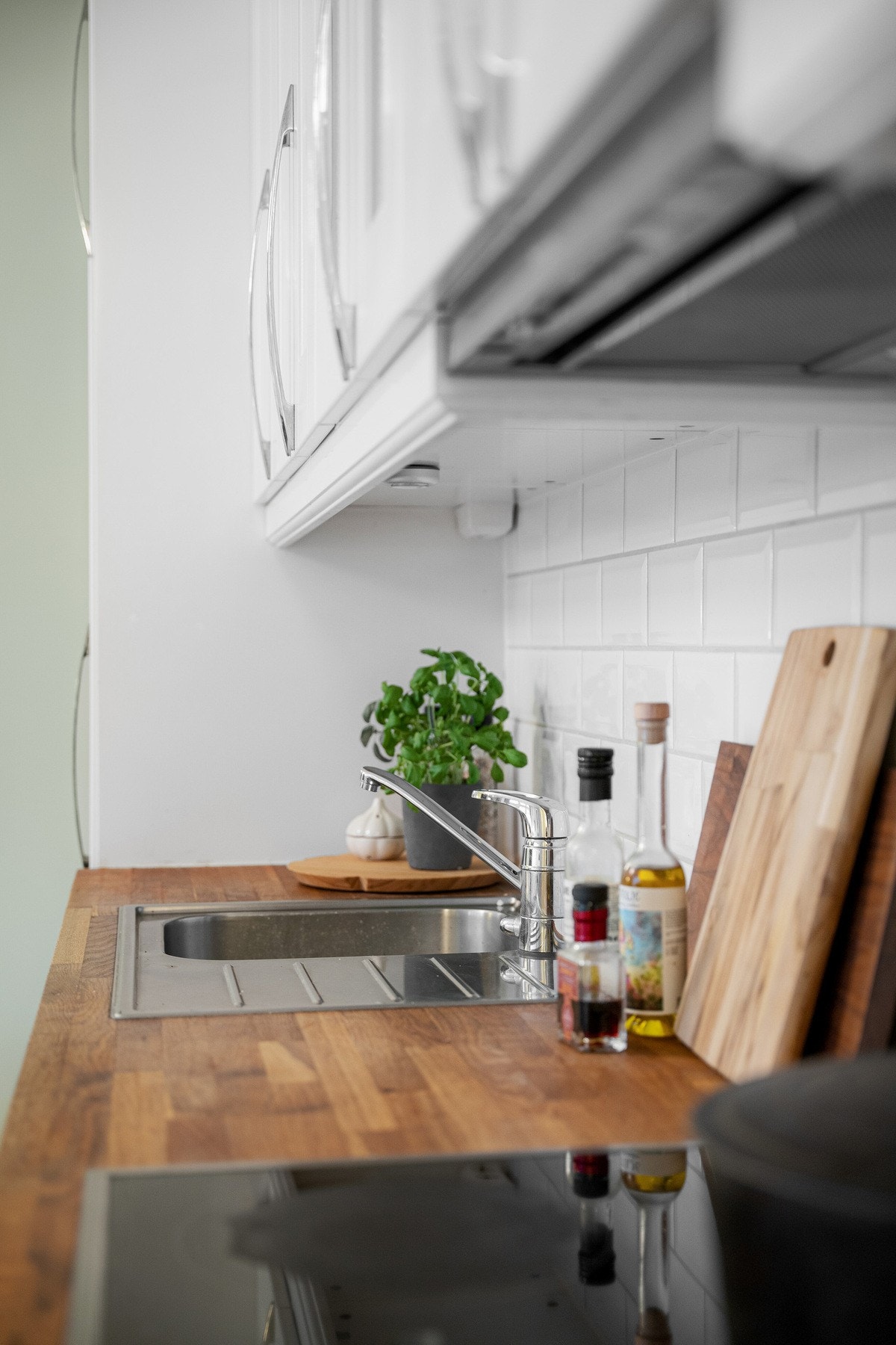 Waterguard, aquastop og komfyrvakt er etablert. Det er montert ventilator med kullfilter. Galleribilde