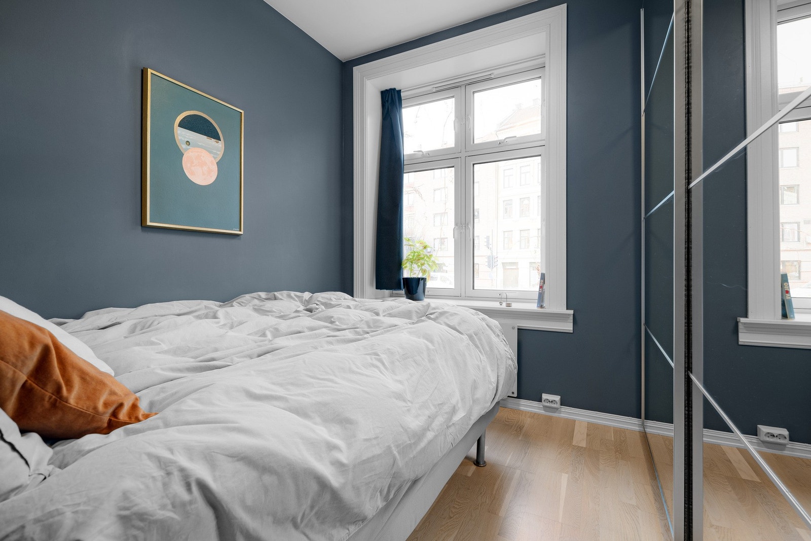 Ett soverom har skyvedørsgarderobe. Galleribilde