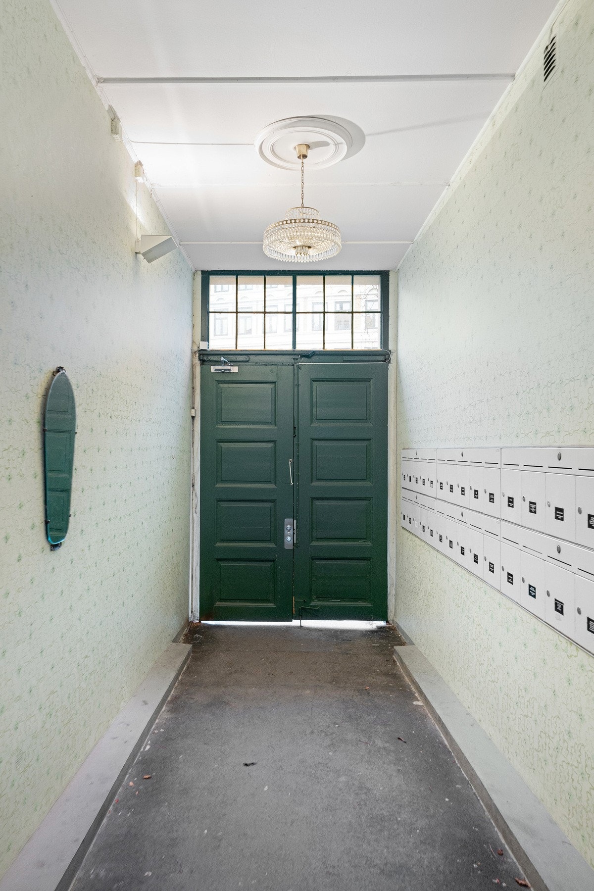 Leiligheten har adkomst via portrom fra Hagegata og videre inn til en rolig bakgård. Galleribilde