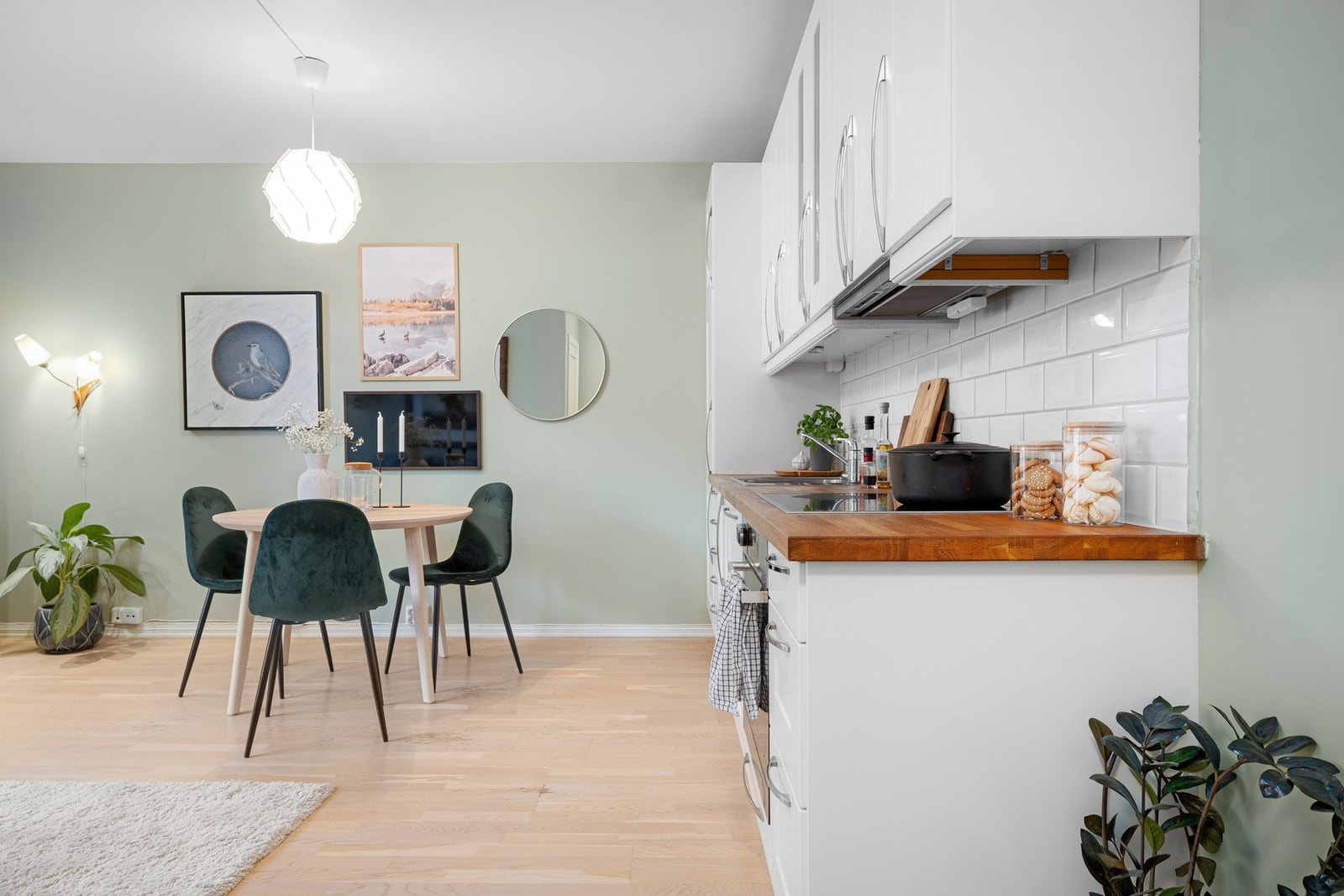 Gulvet er belagt med 3-stavs eikeparkett og det er slette malte flater på veggene som i resten av leiligheten. Galleribilde