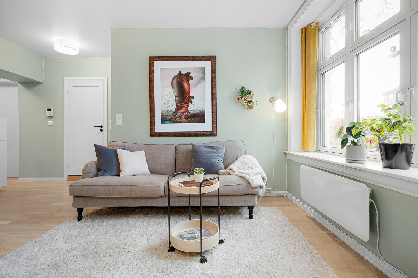 Stuen har plass til både sofagruppe og spisebord, og rommet har lysinnslipp fra store vinduer. Galleribilde