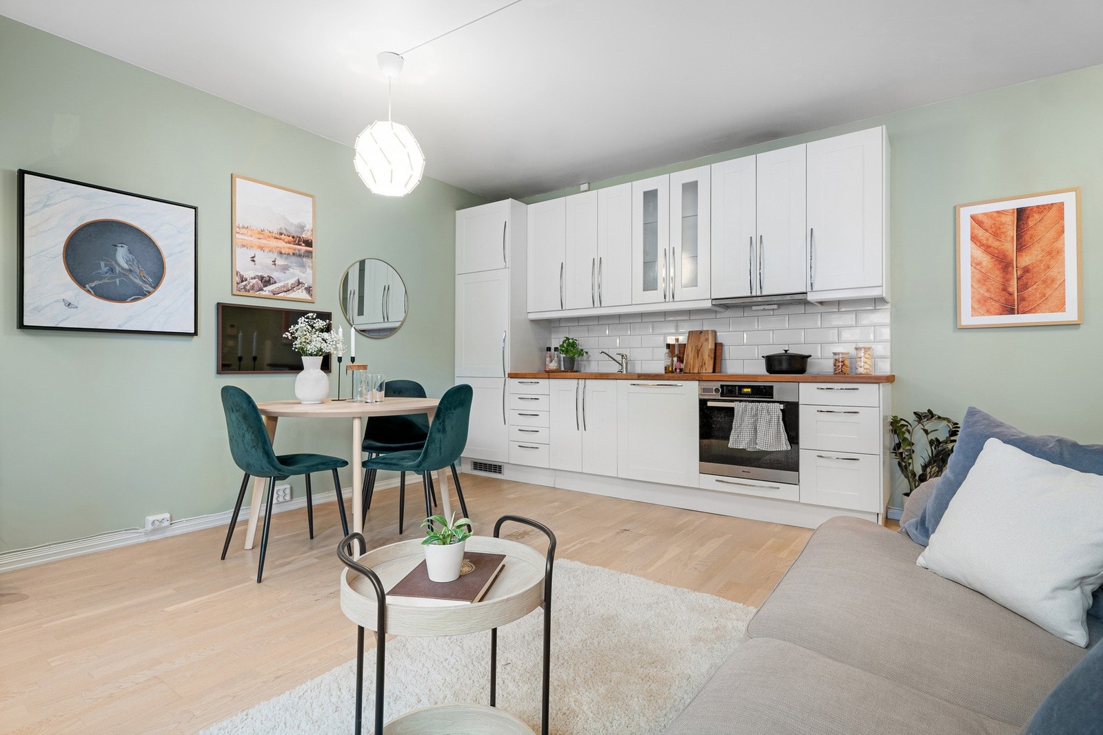 Stue og kjøkken er samlet i en åpen og arealeffektiv løsning som gir god romfølelse. Galleribilde