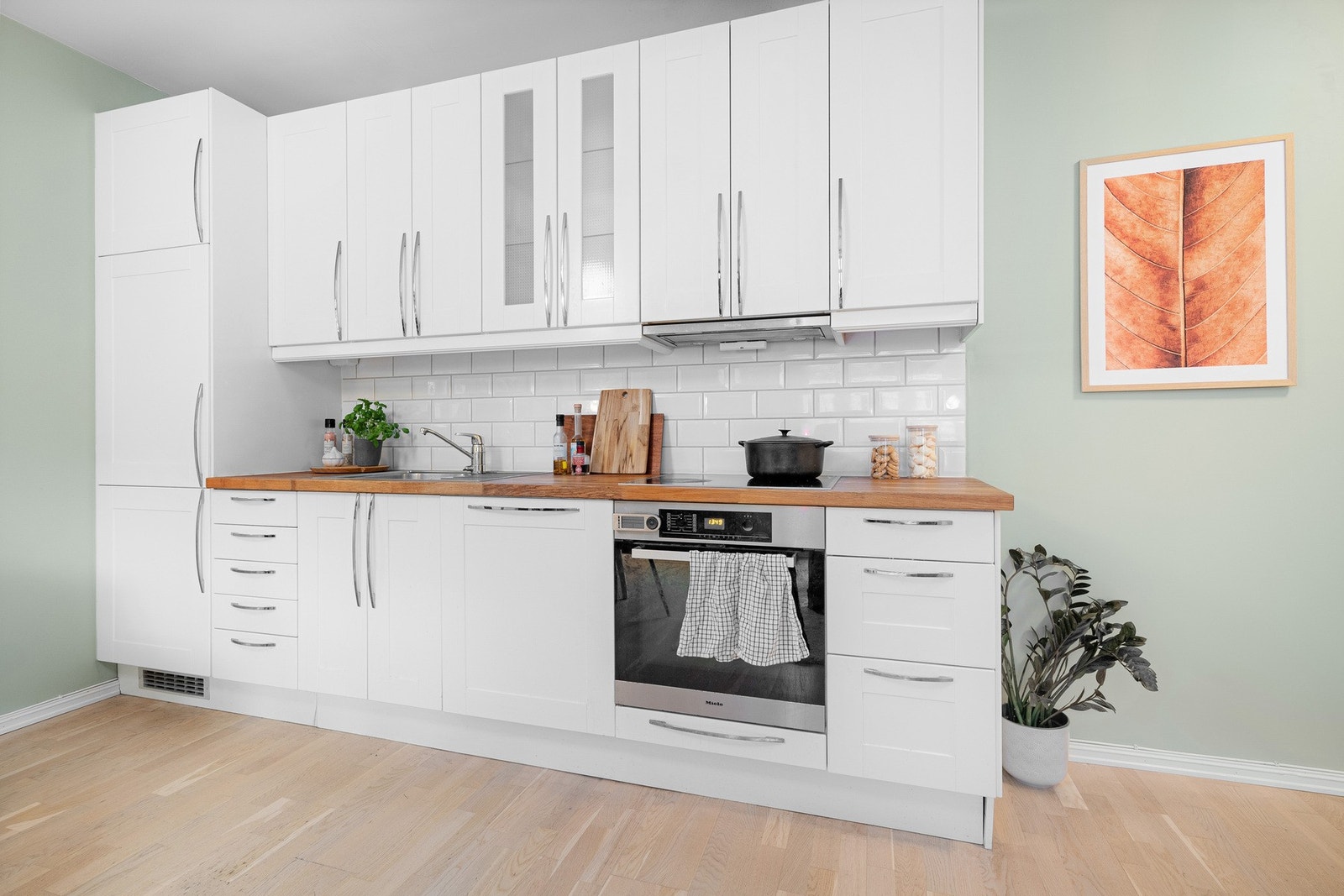 Kjøkkenet ble oppført/flyttet i 2012 og har lyse, folierte fronter fra IKEA, herunder vitrineskap, samt heltre benkeplate med nedfelt oppvaskkum. Galleribilde