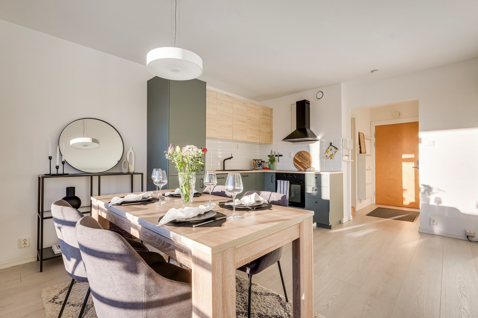 Den åpne stue-kjøkkenløsningen understøtter leilighetens smarte planløsning Galleribilde