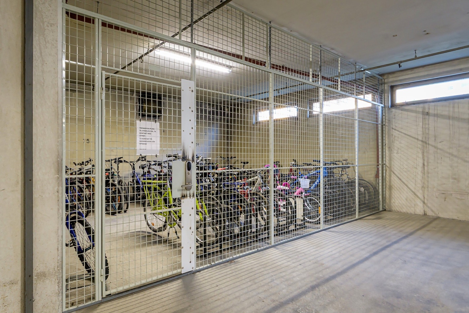 Felles sykkelparkering i kjeller for beboere Galleribilde