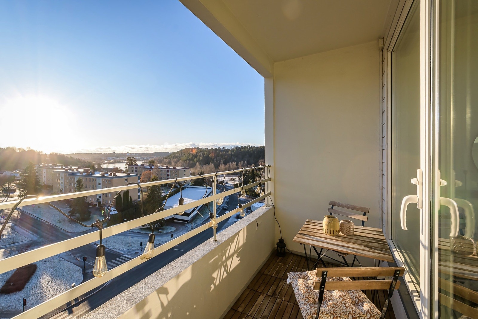 Balkongen vender mot sør og byr på gode solforhold. Det er plass til sittegruppe og utemøbler å balkongen Galleribilde