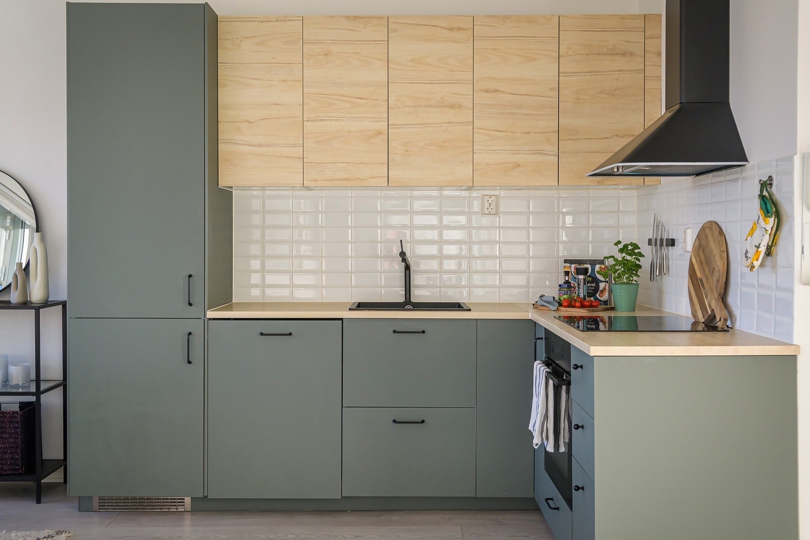 Det er integrerte hvitevarer med platetopp, komfyr, oppvaskmaskin og kjøl/frys å
kjøkkenet Galleribilde