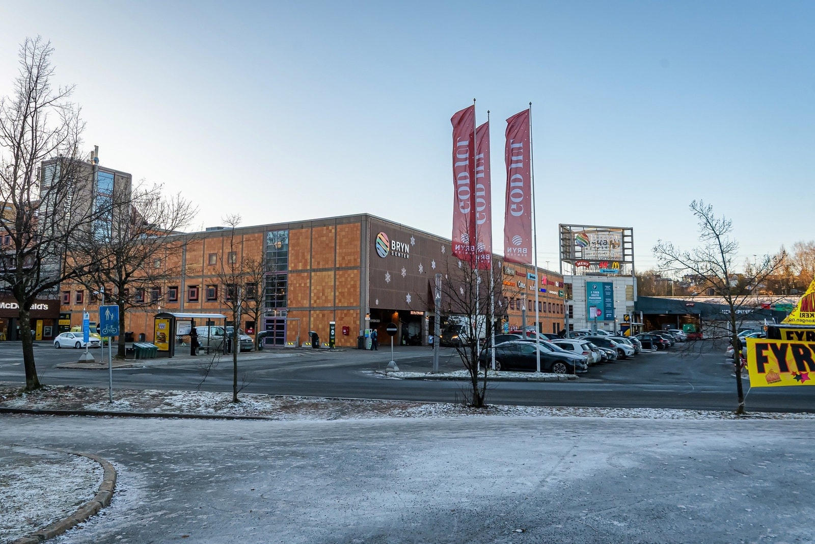 4 minutter unna med bil ligger Bryn Senter. Her er det en rekke butikker, inkludert café og restaurant Galleribilde