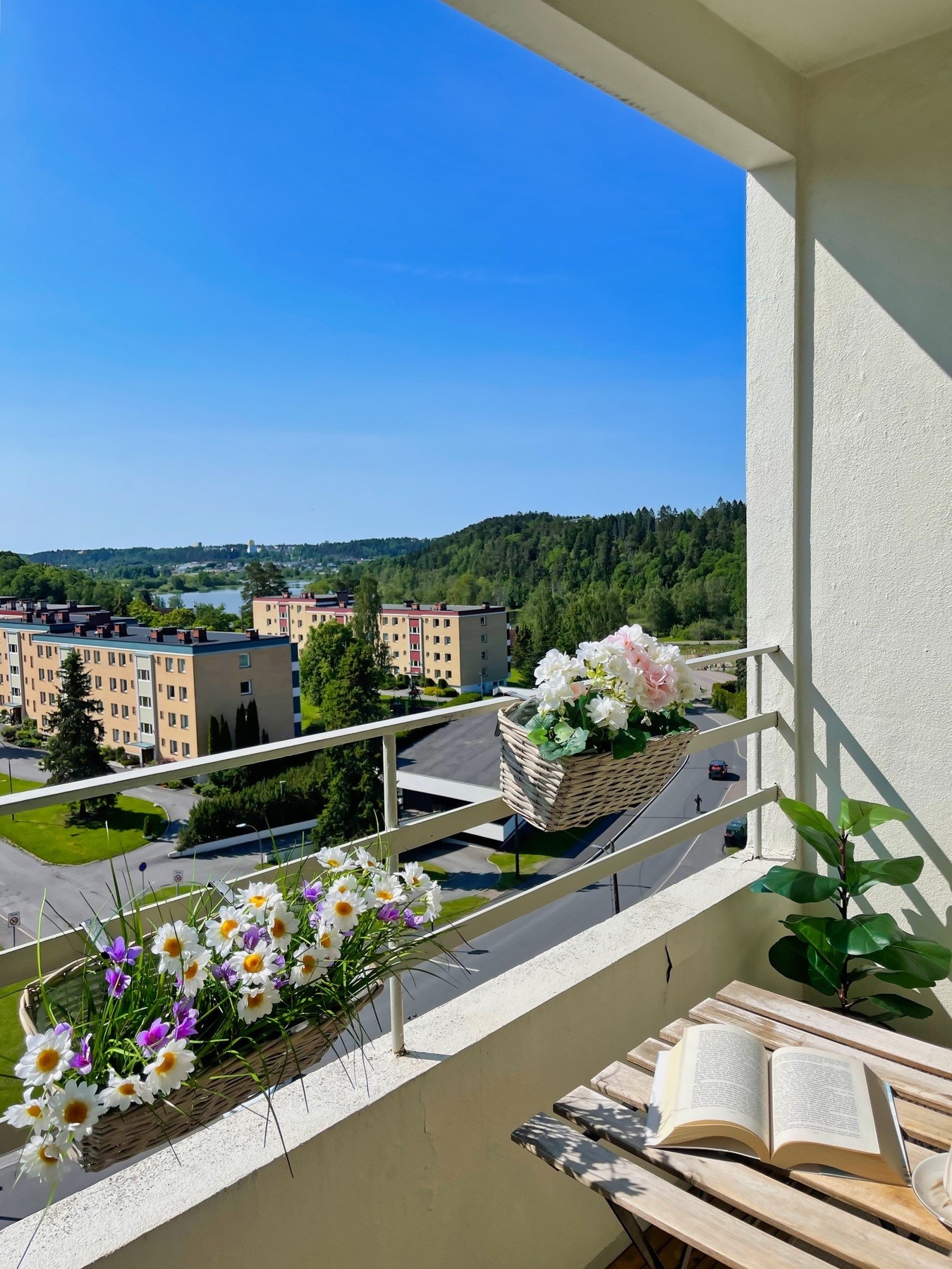 Balkongen fungerer som en naturlig forlengelse av stuen i sommerhalvåret Galleribilde