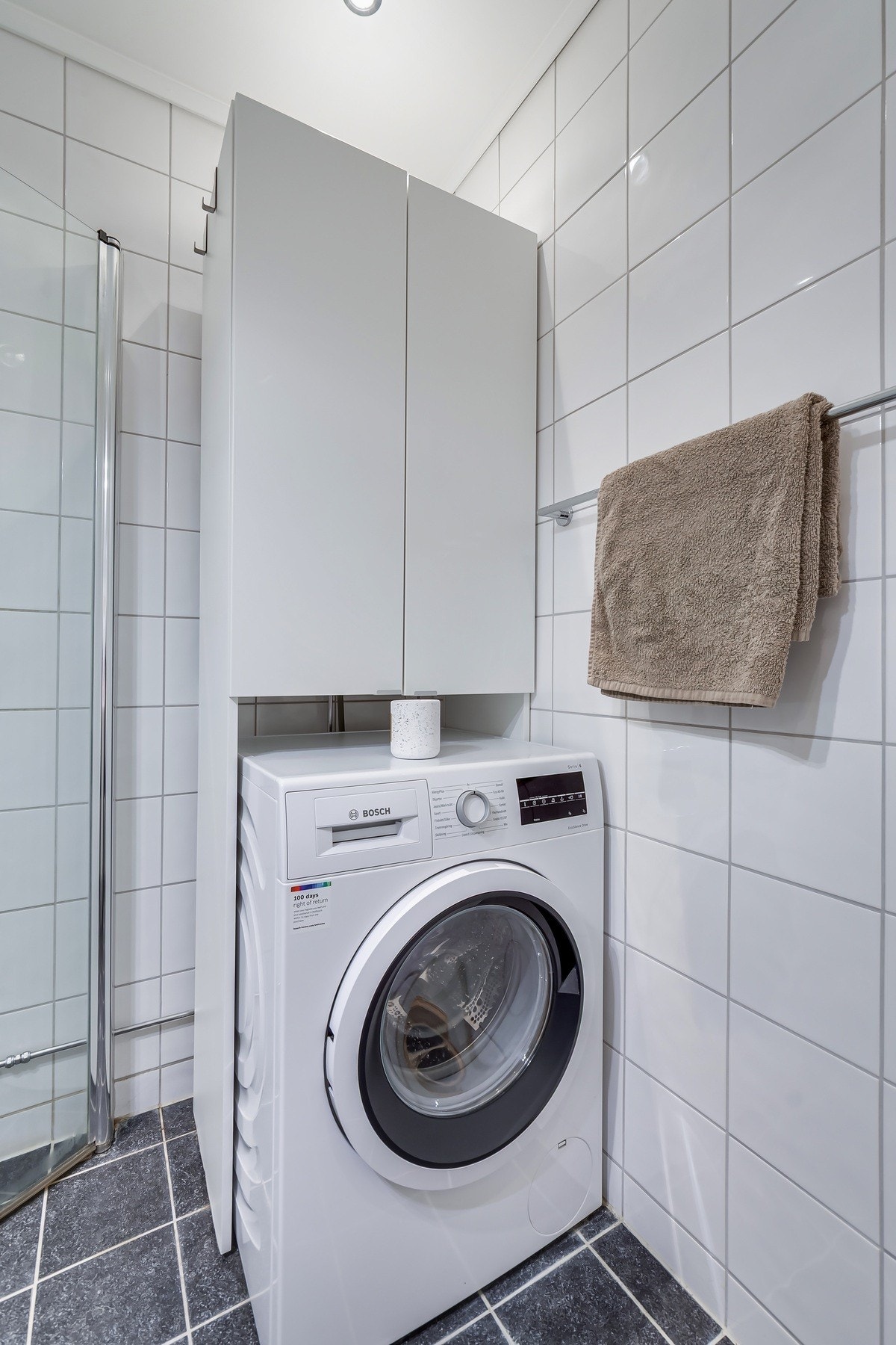 Det er opplegg for vaskemaskin på badet og det er elektriske varmekabler i gulv Galleribilde