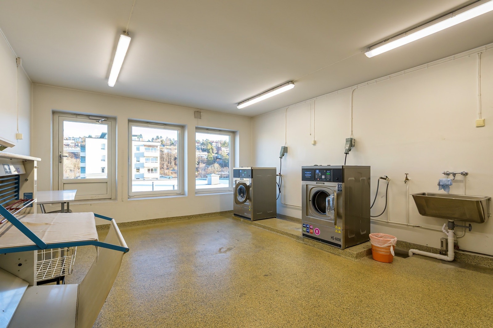 Felles vaskerom (8.etg) i bygget med praktiske industrimaskiner som er tilgjengelig for alle beboere Galleribilde