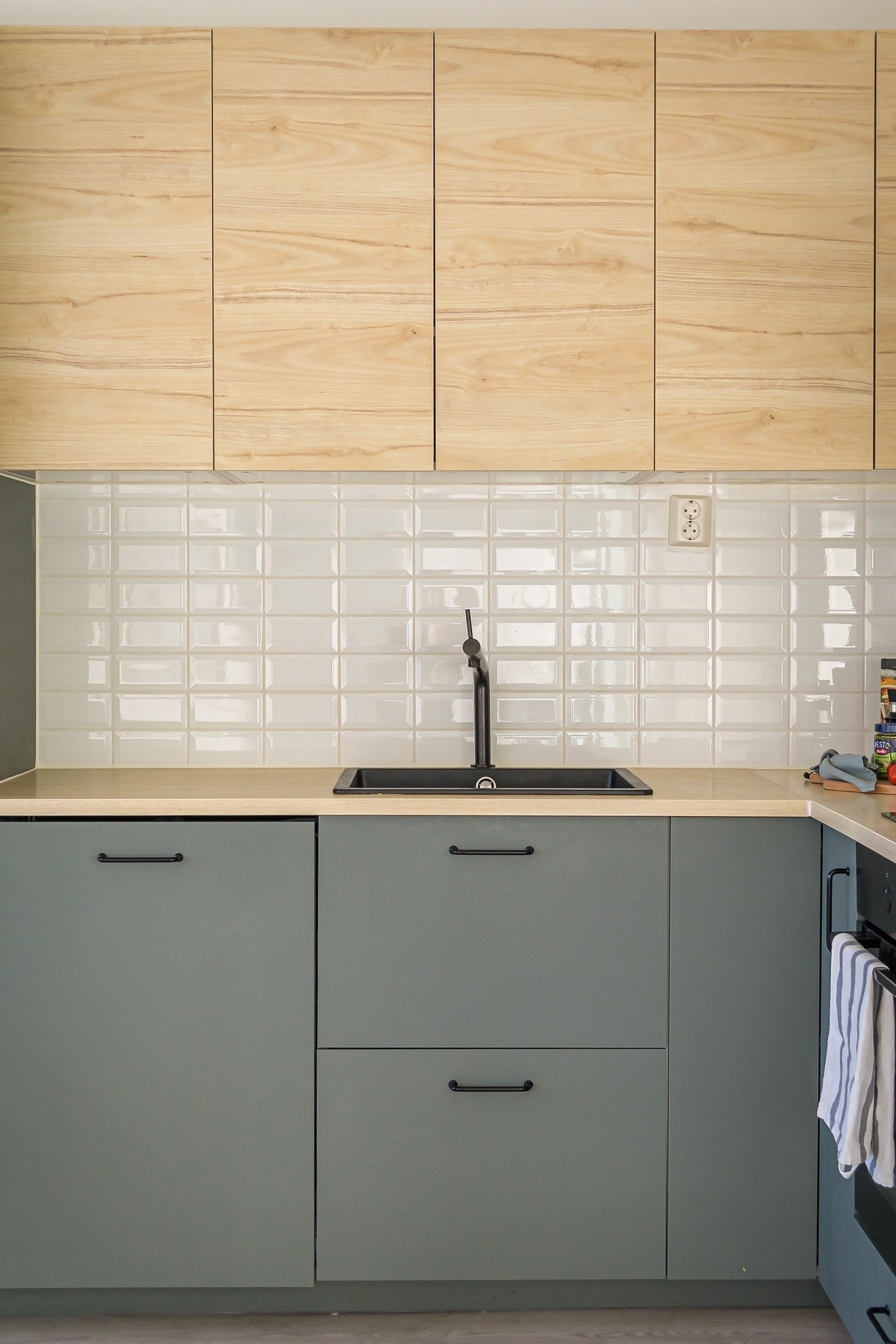 Kjøkkenet er arbeidsvennlig med god benke- og skapplass Galleribilde