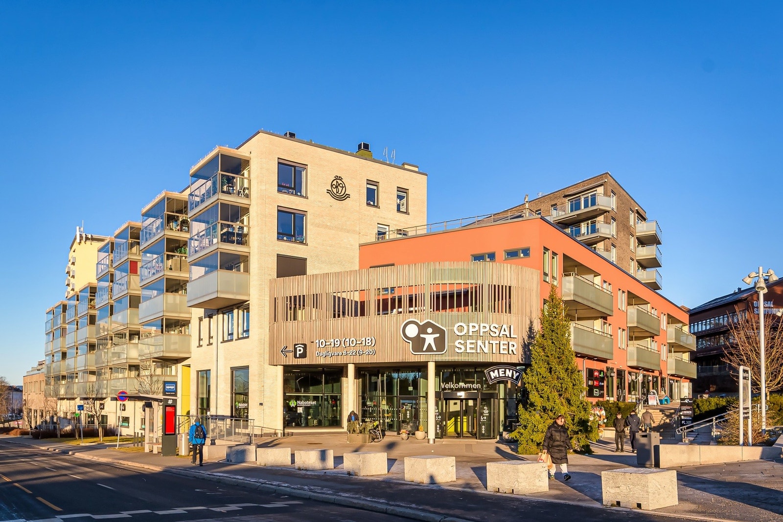 Oppsal senter er også i kort avstand, og her finner du en rekke servicetilbud Galleribilde