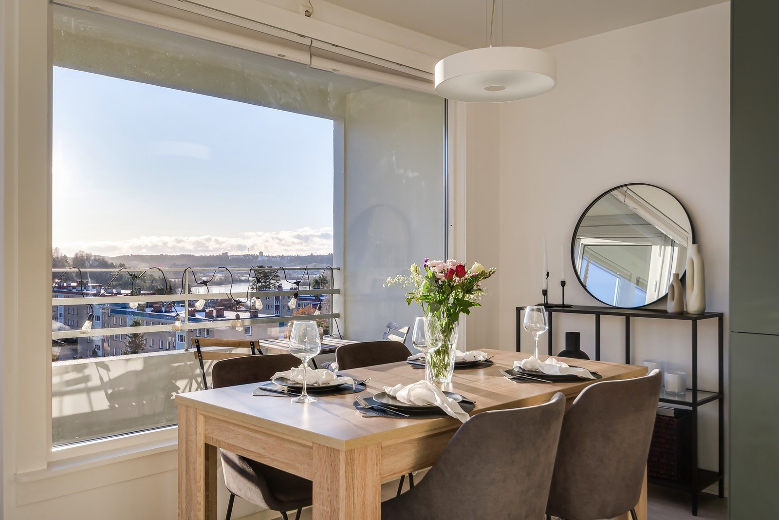 Fra stuen er det utgang til boligens herlige balkong Galleribilde