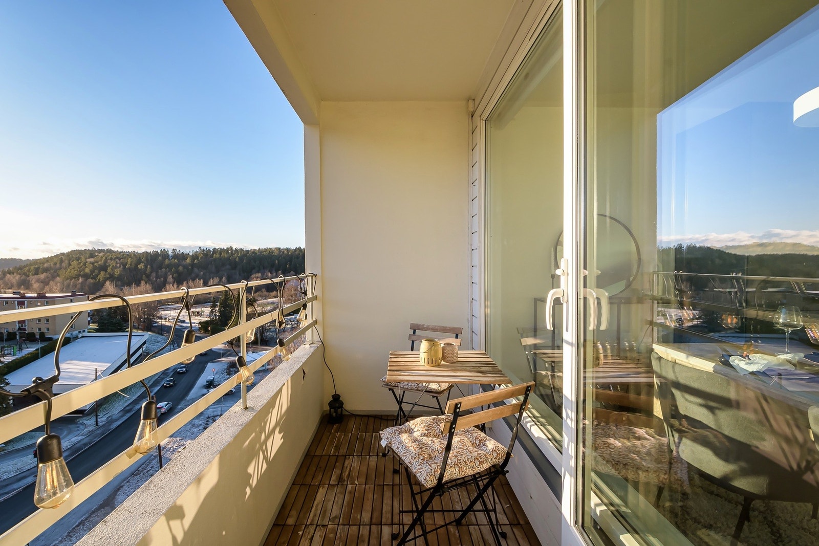 En lys og romslig leilighet med flott beliggenhet. Nærhet til marka, butikker og t-bane! Galleribilde