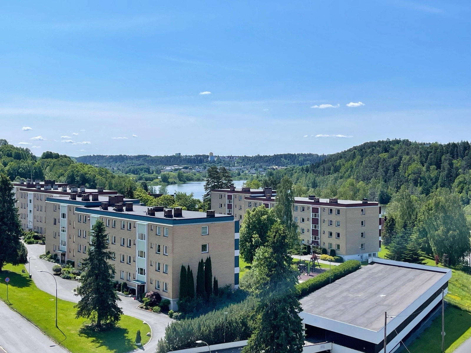 Nydelig utsyn mot herlige grøntområder og mot Østensjøvannet Galleribilde