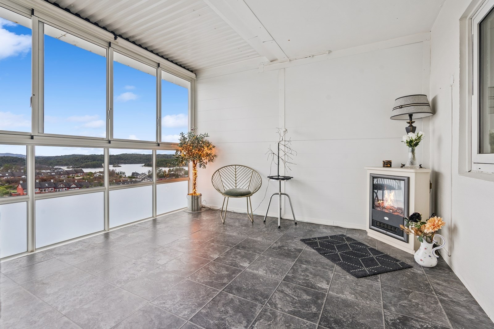 Balkongen tilbyr en lun sone med svært gode bruksverdier - perfekt for både avslapping og sosiale sammenkomster. Galleribilde