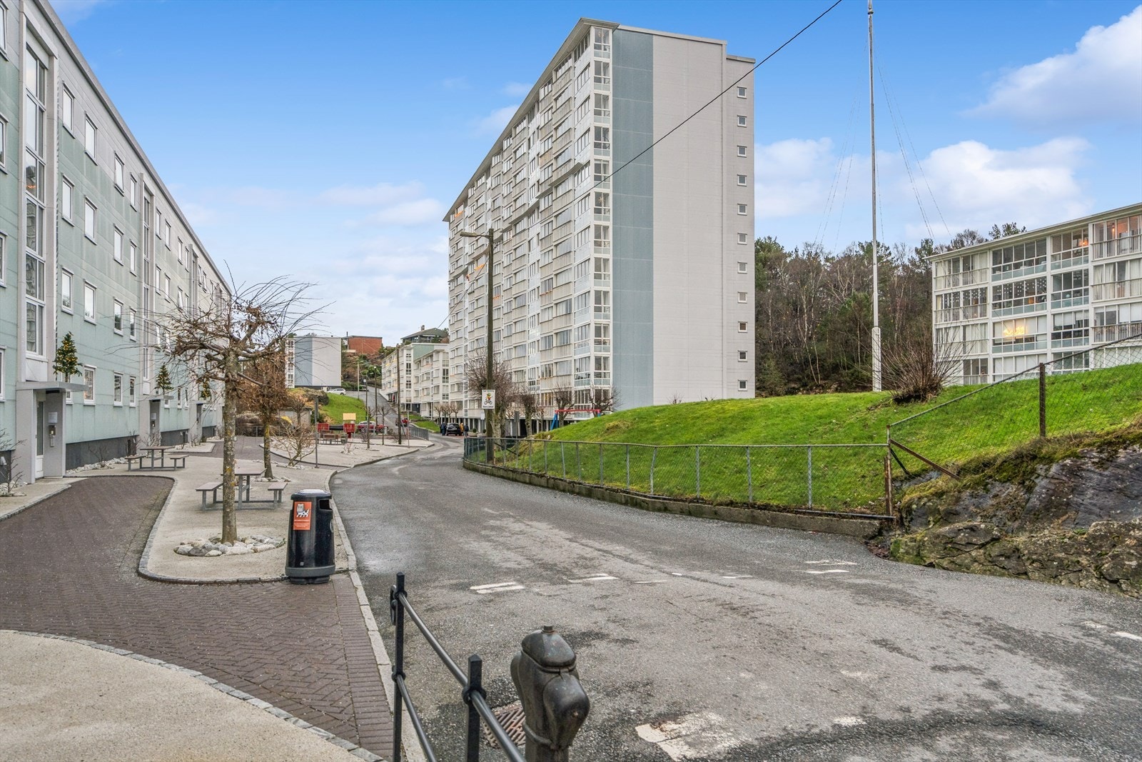 Pent opparbeidet med interne veier, parkeringsplasser, grøntarealer og diverse prydbusker/beplantning. Galleribilde