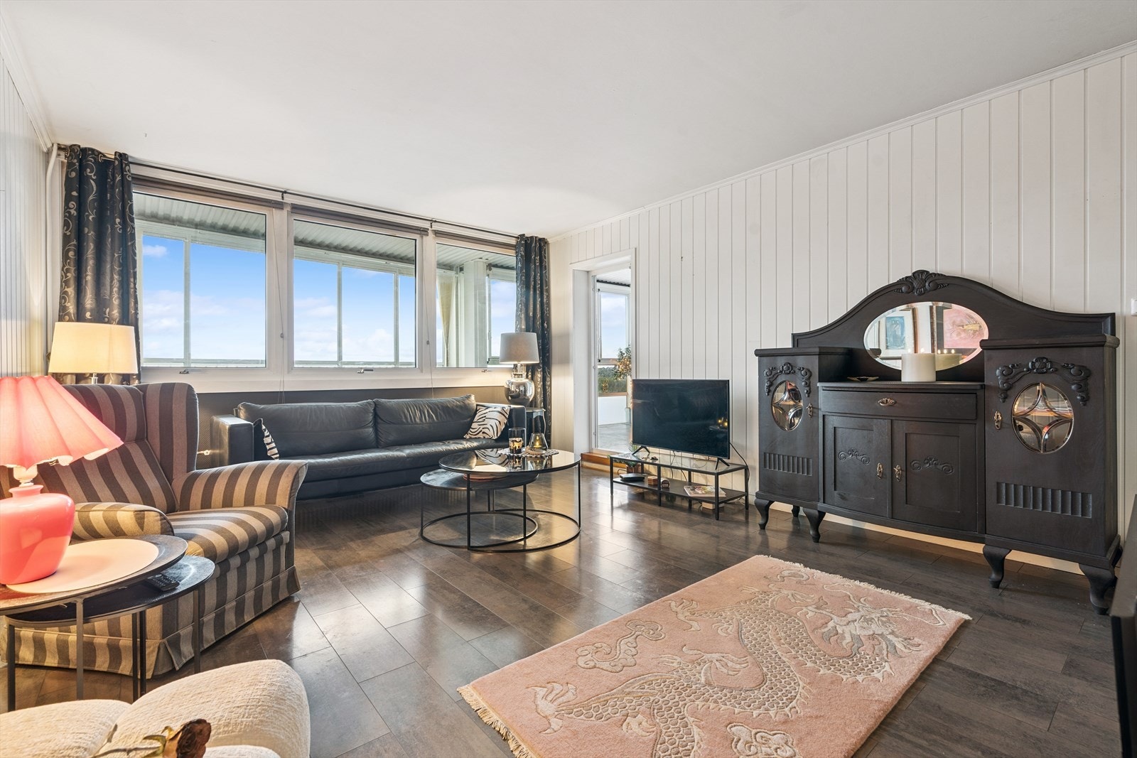 Utgang fra stue til herlig innglasset balkong. Galleribilde