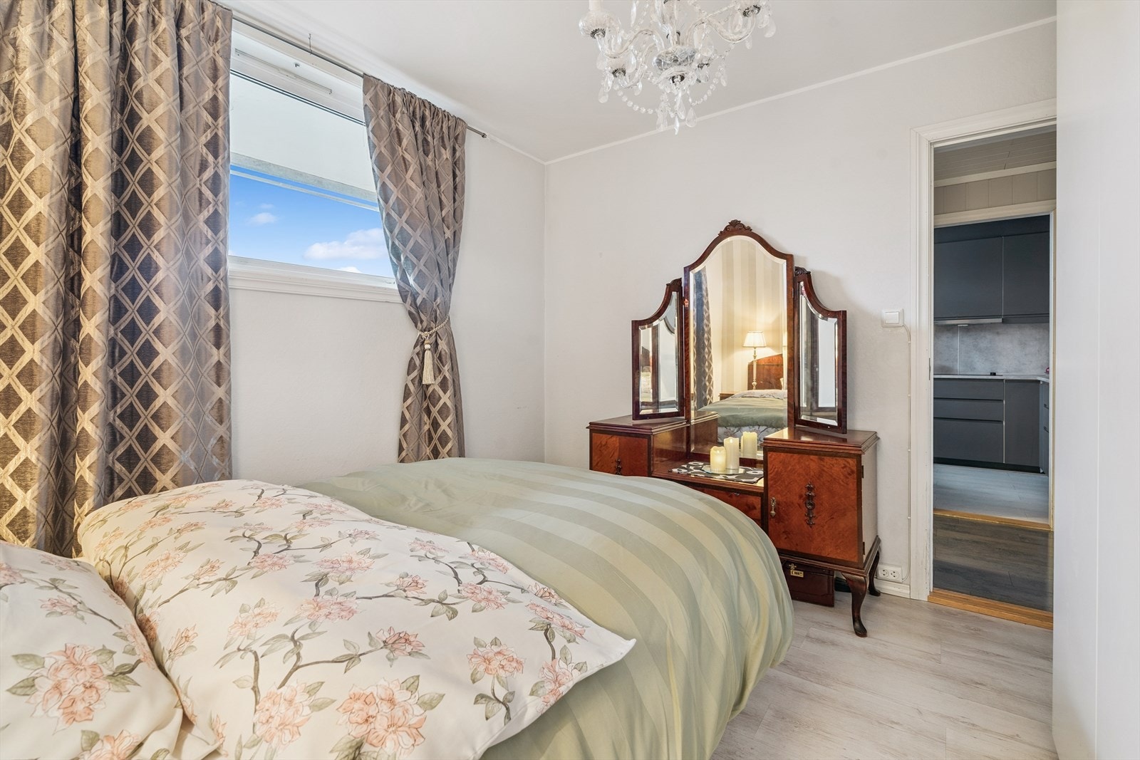 Boligen har to gode soverom. Lyst rom med god plass til seng og nattbord. Veggene er platekledde og malte. Laminat på gulv. Flott garderobeløsning. Galleribilde