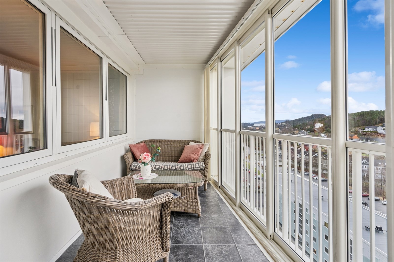 Rikelig med plass til møblement, flott, vid utsikt og gode solforhold. Galleribilde
