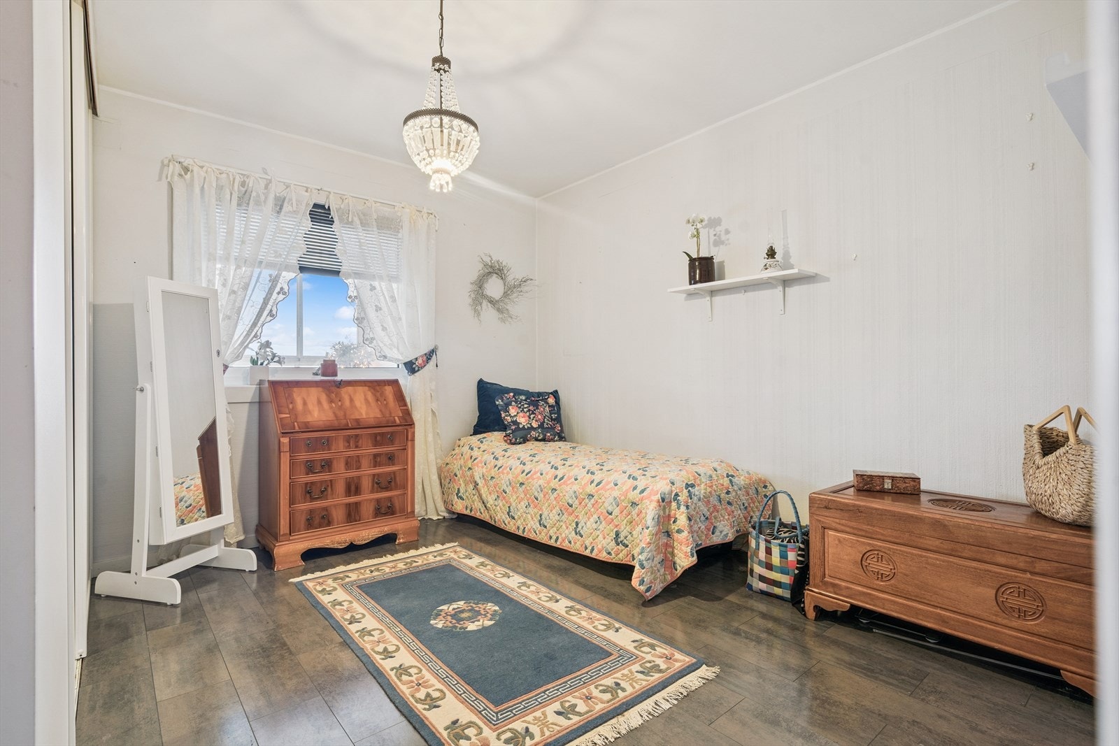 Soverom 2; Pent soverom med god størrelse. Laminatgulv og malte platevegger. Stor skyvedørsgarderobe. Galleribilde