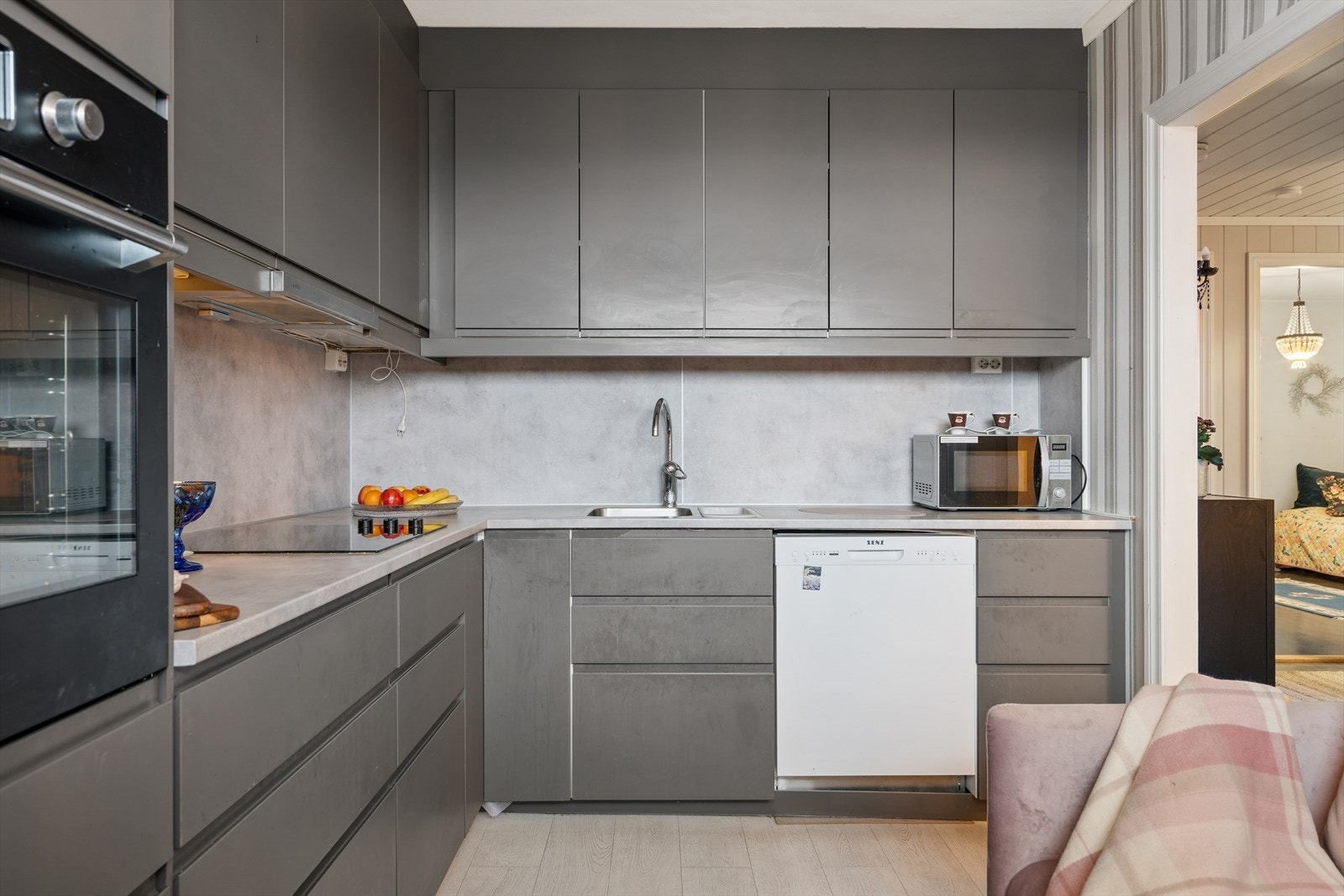 Kjøkkeninnredning fra IKEA, oppgradert i 2021, med slette, moderne fronter og laminert benkeplate. Galleribilde