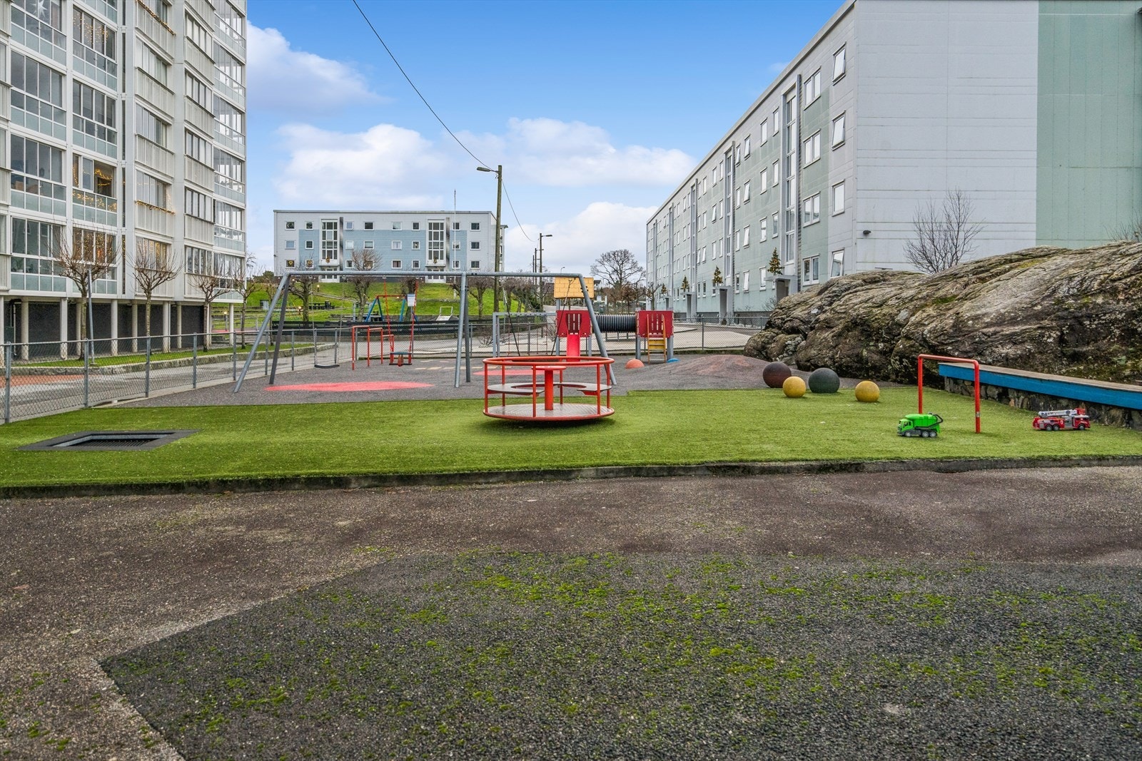 Fellesarealer er pent opparbeidet med interne veier, parkeringsplasser, grøntarealer og diverse prydbusker/beplantning.
Flott, nyere lekeplass rett utenfor døren. Galleribilde