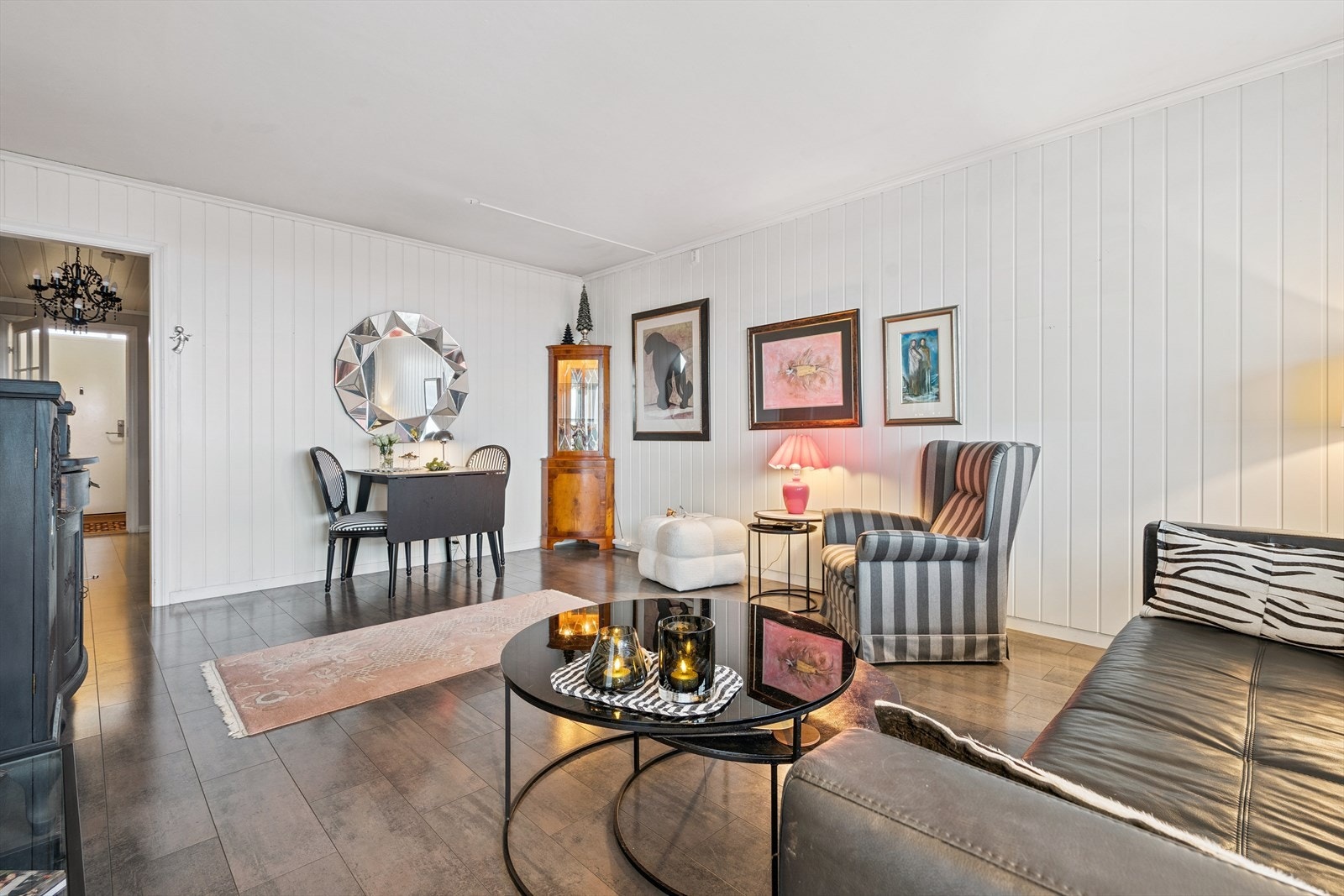 Romslig og luftig stue med store vindusflater som gir rikelig naturlig lys og flott utsikt. Galleribilde