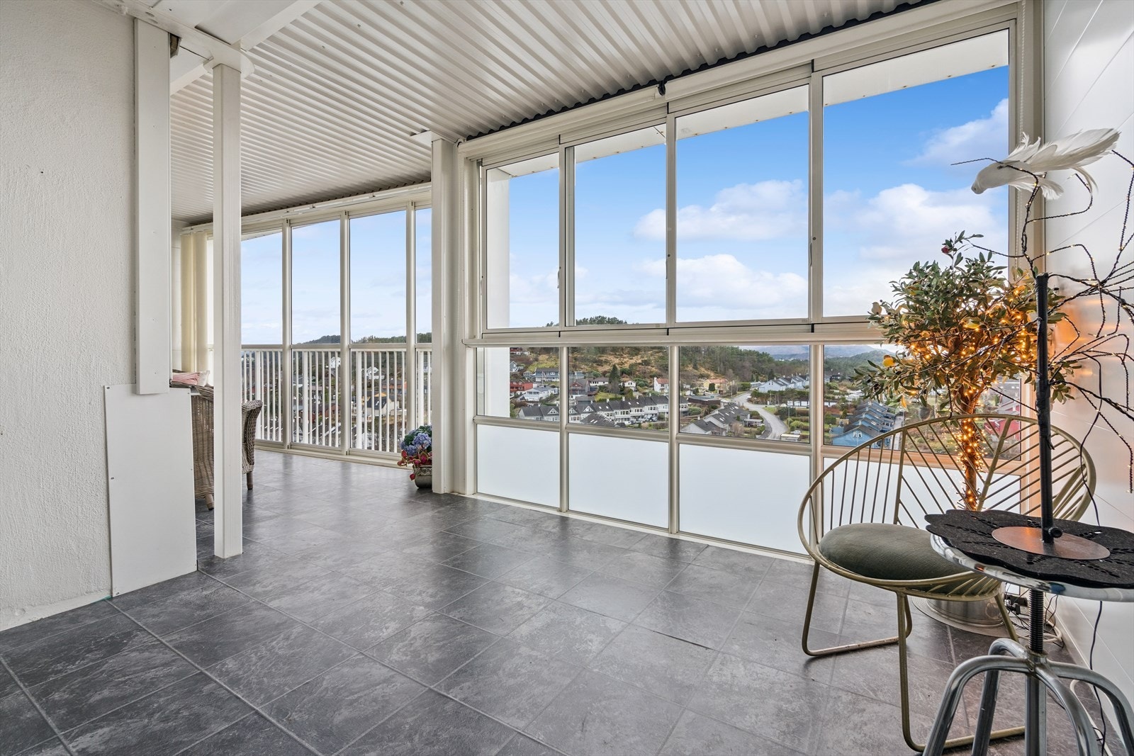 Den store innglassede balkongen fungerer som en herlig forlengelse av stuen. Oppgradert av borettslaget i ca. 2010-2011. Galleribilde