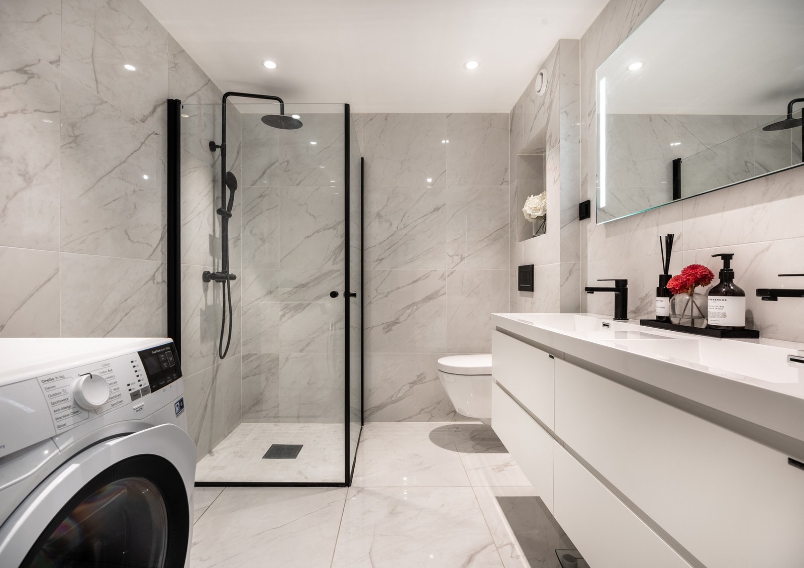 Pent og romslig baderom fra 2019 med flislagt gulv med varme. Galleribilde