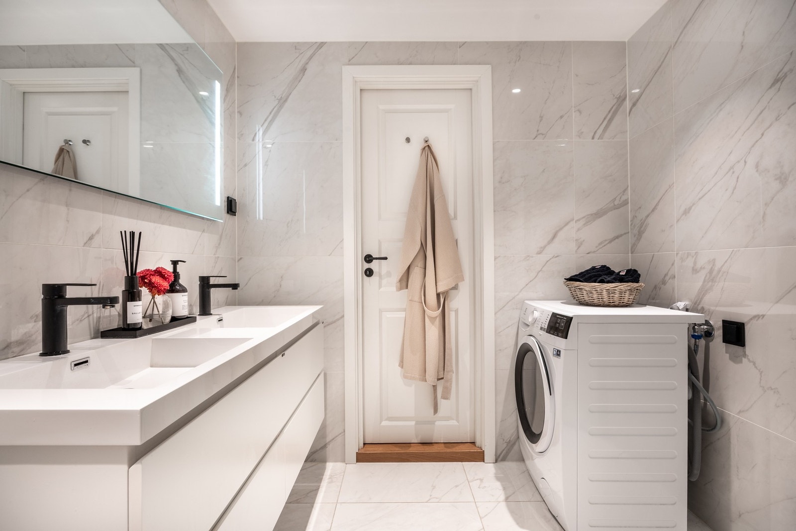 Opplegg for både vaskemaskin og tørketrommel. Galleribilde