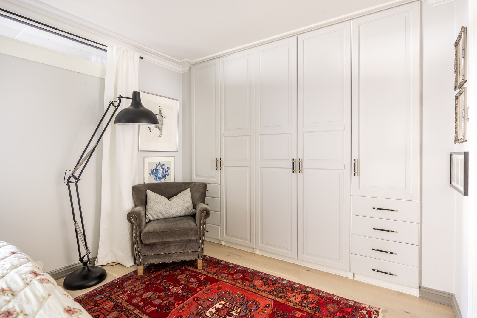 Rikelig med oppbevaringsmuligheter i begge rom. Galleribilde