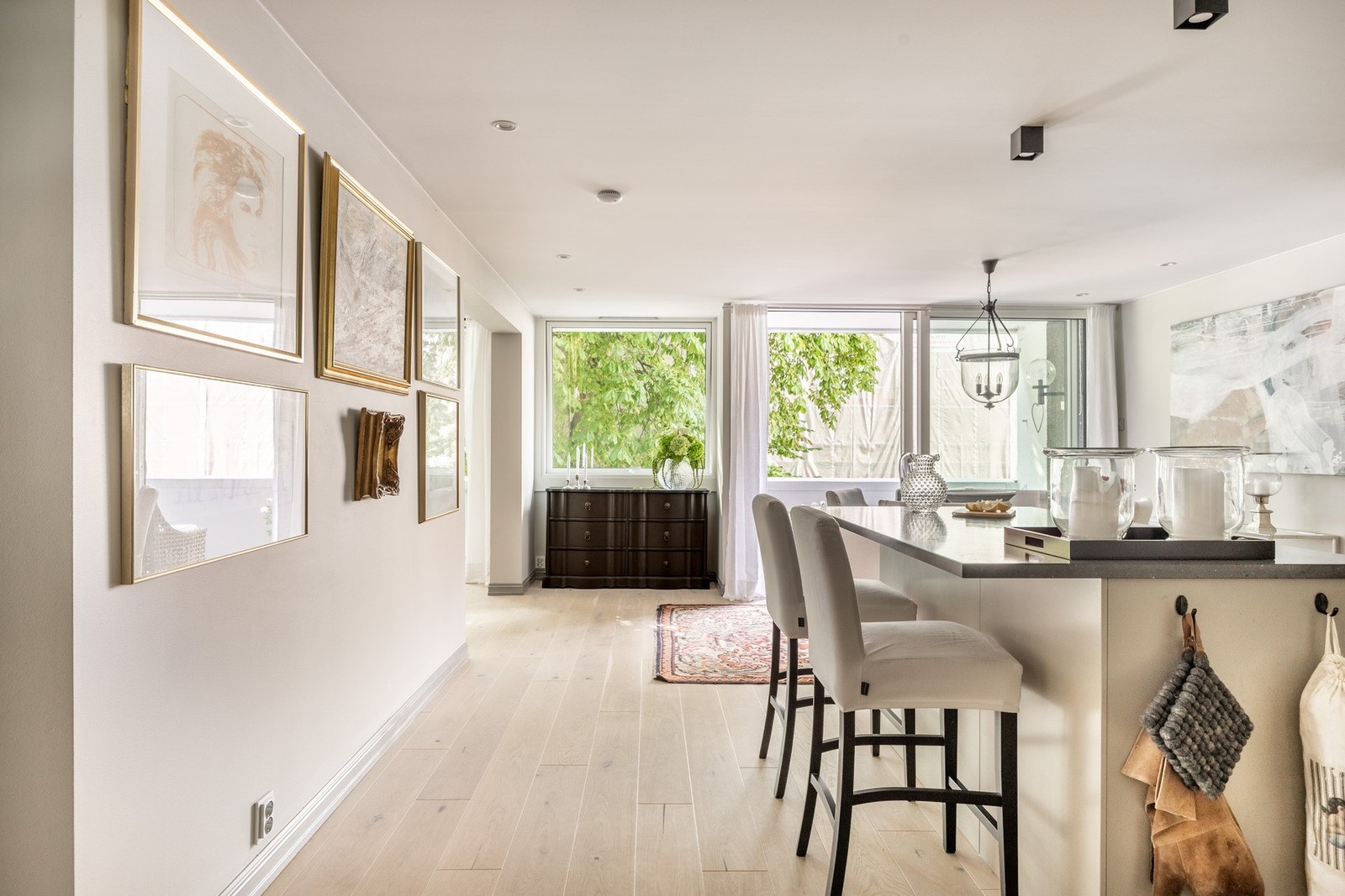 Vendt mot grønne hyggelige omgivelser. Galleribilde