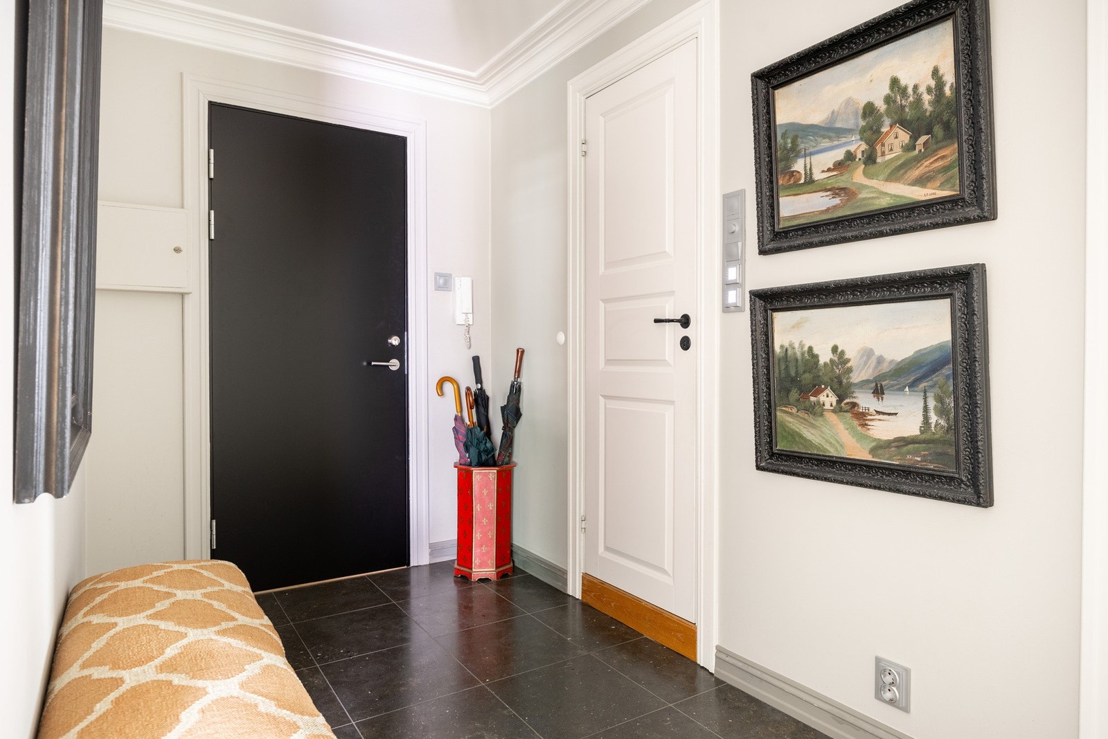 Oppbevaringsmuligheter med innebygd garderobeløsning Galleribilde