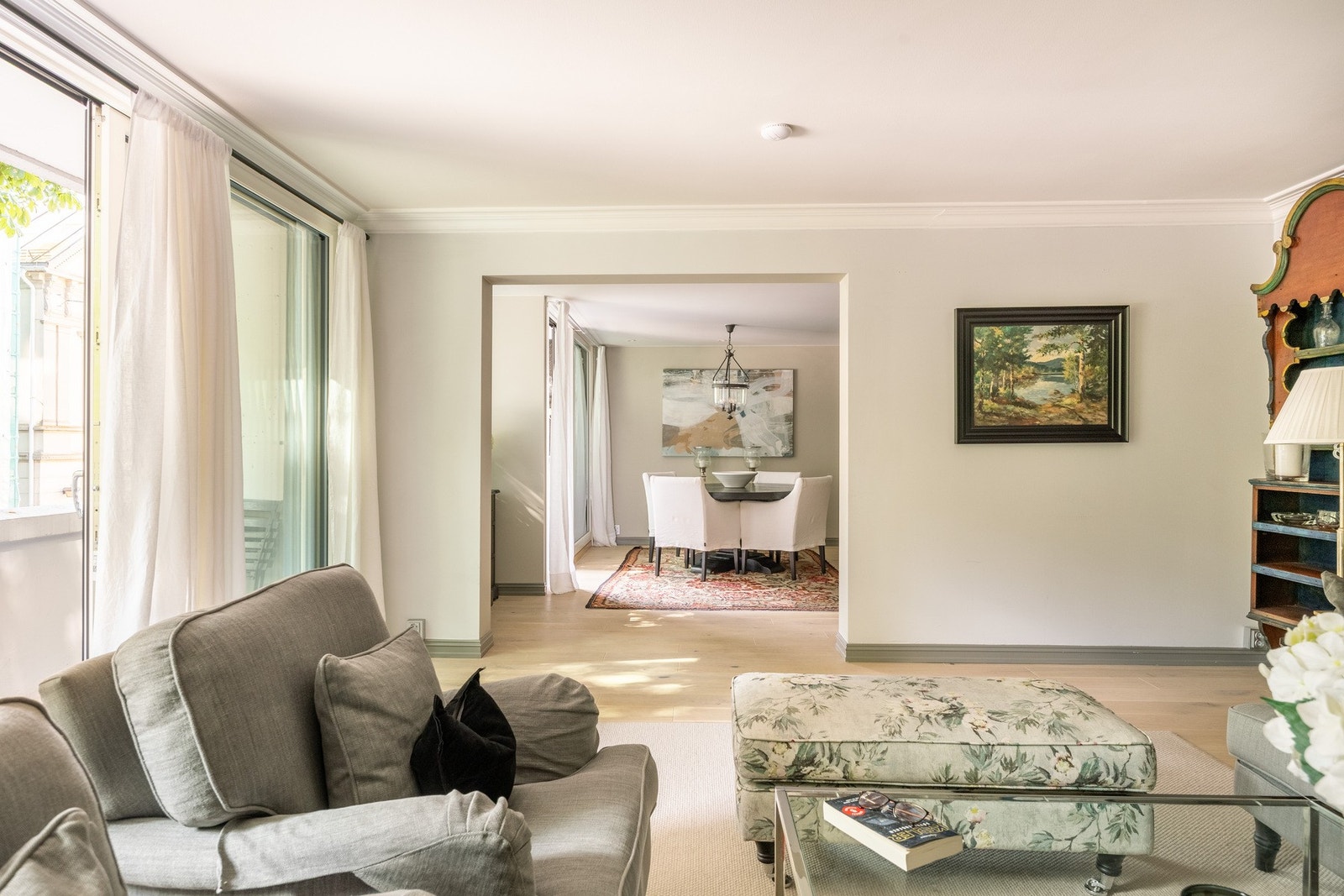 Leiligheten ble omfattende oppusset i 2019. Gjennomgående god standard og praktisk planløsning. Galleribilde