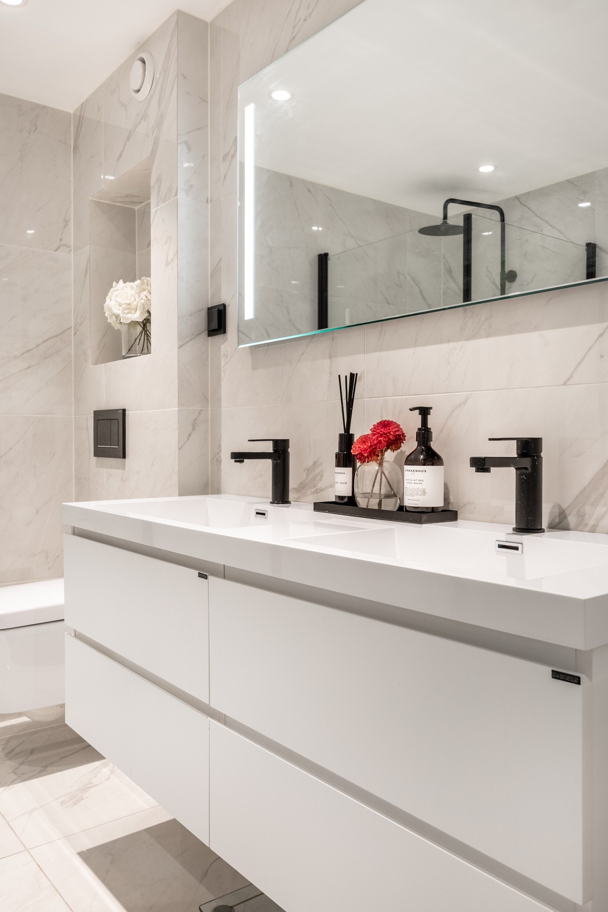 Vegghengt servantskap med ovenpåliggende dobbelservant. Galleribilde