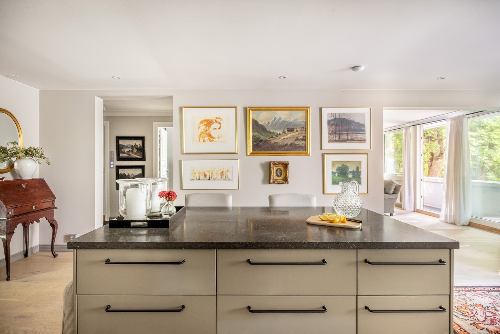 Delvis åpen stue- og kjøkkenløsning som skaper et moderne preg. Galleribilde