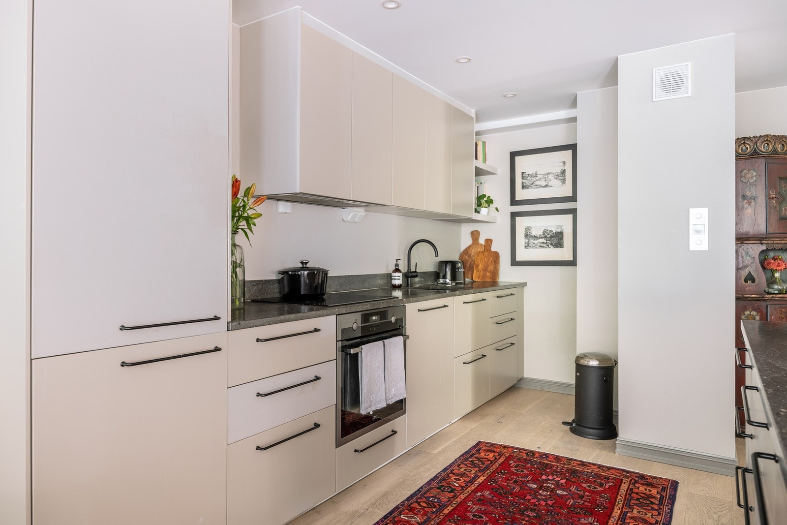 Luftig og sosialt kjøkken med praktiske løsninger samt godt med både skap- og benkeplass. Galleribilde