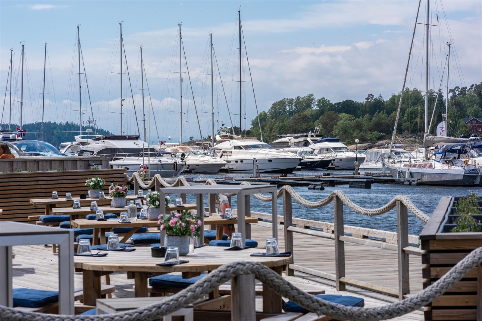 Kort vei til Son sentrum hvor man kan sitte og kose seg på restaurant mens man titter på båtlivet. Galleribilde