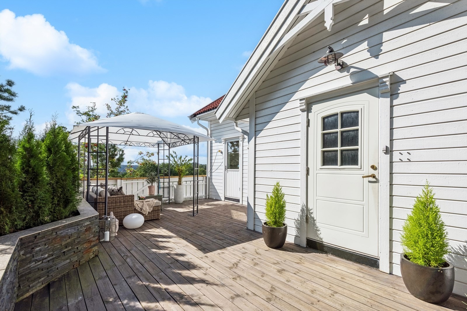 Det er adkomst til boligen fra bakkeplan, og inn i første etasje. Galleribilde