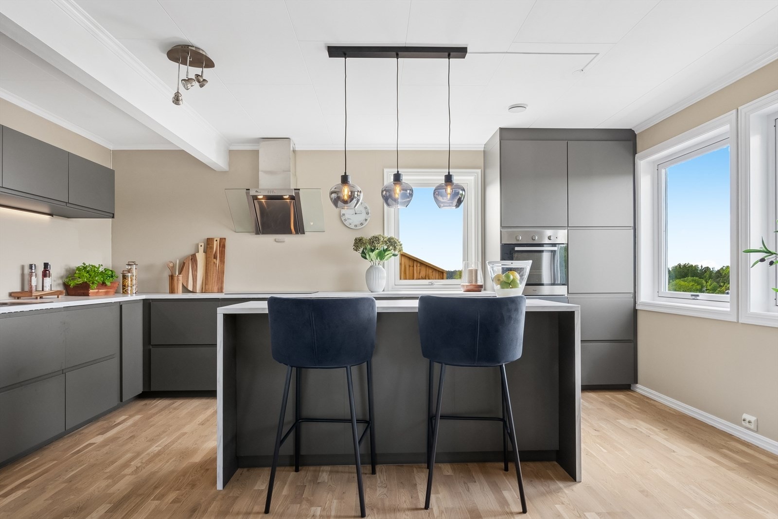 Kjøkkenet ligger i åpen løsning til deler av stuen, som gjør rommet mer sosialt ved besøk. Galleribilde