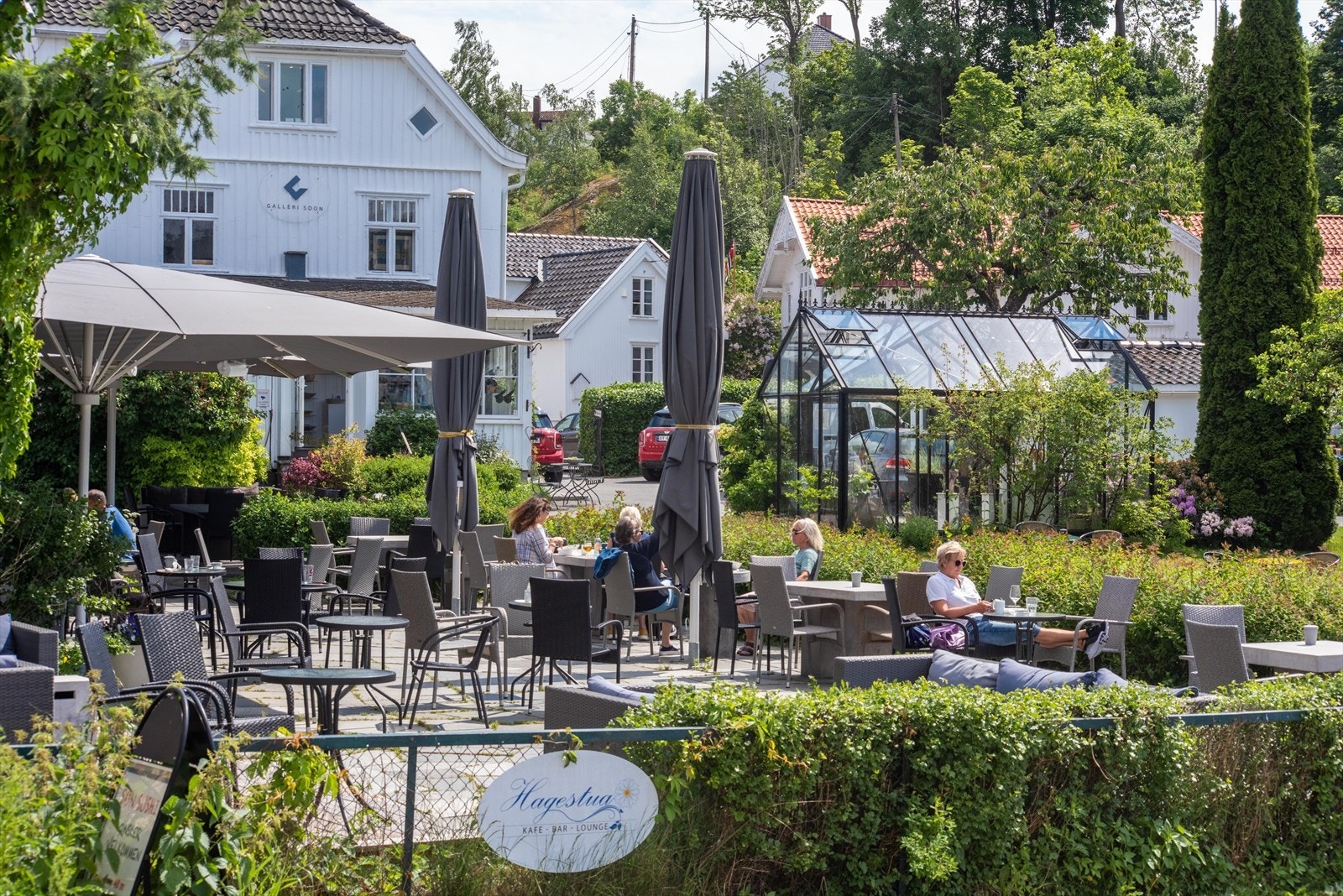 Sjarmerende Son sentrum med cafeer og resturanter. Galleribilde