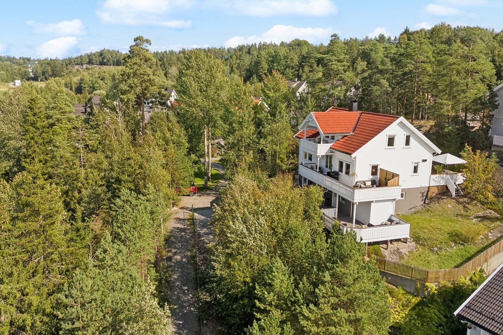 Her kan du vente deg en stor, familievennlig enebolig fra 2001. Galleribilde