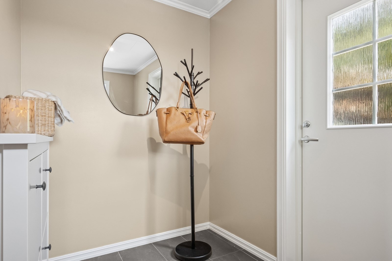 Velkommen inn - her ønskes du velkommen inn i lys entrè med plass til å henge fra deg ytterklær. Galleribilde