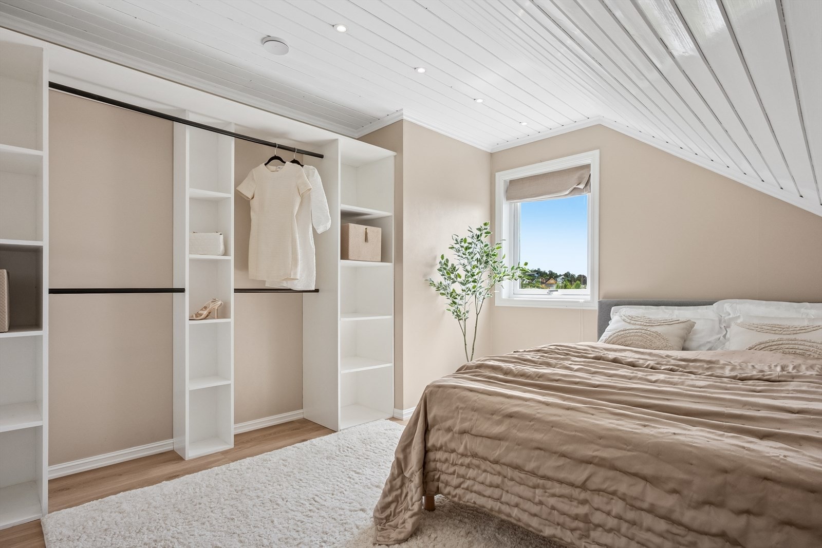 Videre byr boligen på fire soverom. Galleribilde