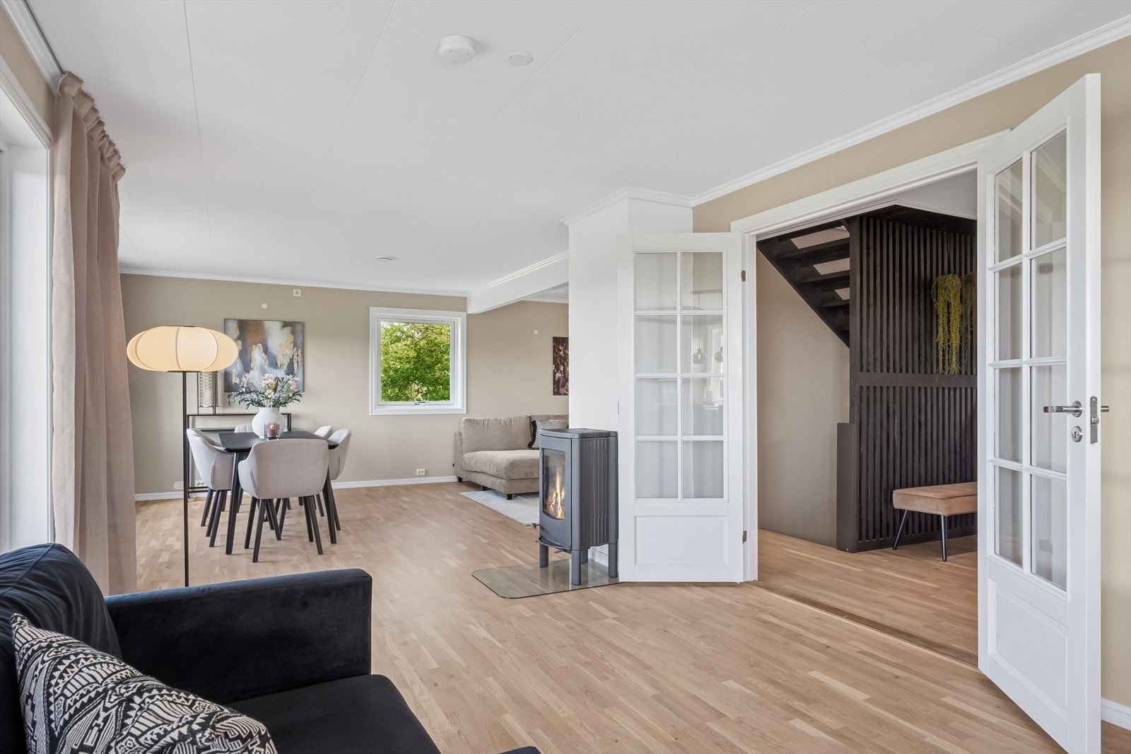 Stuen byr på lysmalte overflater og pent gulv. Videre er stuen romslig, og har god plass til å møbleres inn i flere soner om ønskelig. Galleribilde