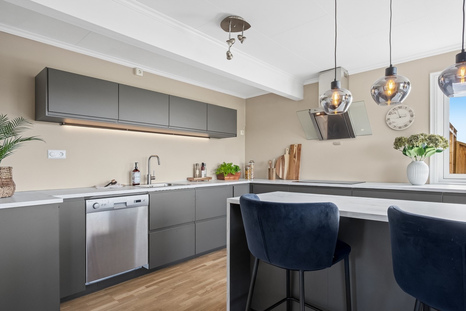 Kjøkkenet er utstyrt med kjøkkenøy, som er et sosialt samlingspunkt ved matlaging. Spiseplassen og kjøkkenet er delt opp med kjøkkenøy som gir enda mer skapplass og barløsning. Galleribilde