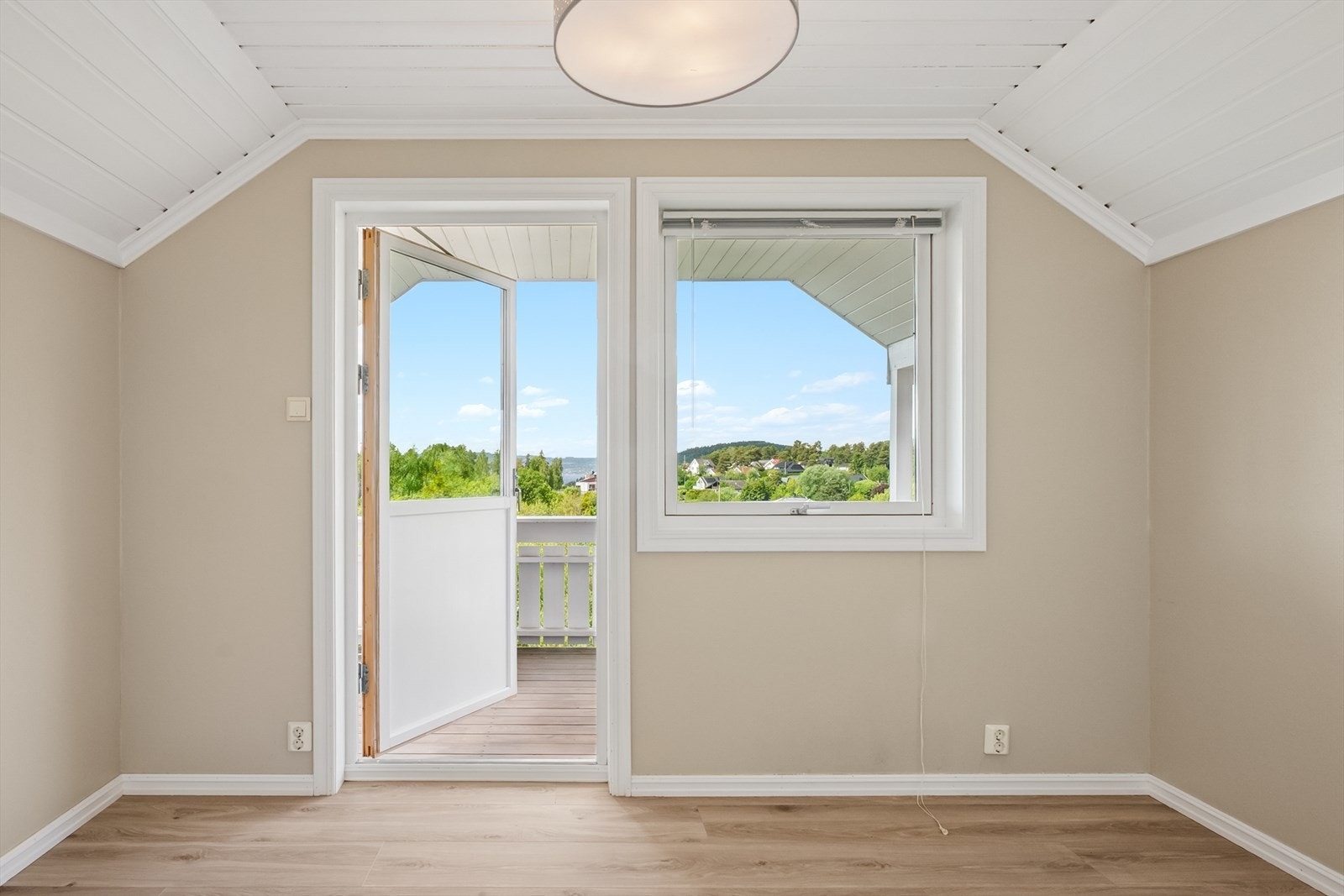 I tillegg er det rom i andre etasje som fremkommer på godkjente tegninger men er tiltenkt som loftstue. Det er i dag satt opp vegg, og etablert soverom i dette rommet. Se pkt. ferdigattest for mer informasjon Galleribilde